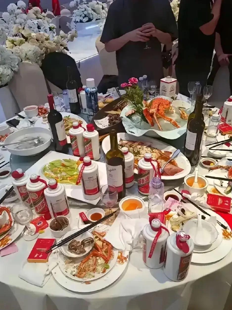 这桌酒席没有1万块下不来了吧，这么多的茅台