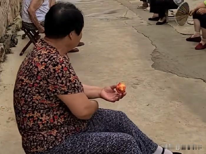 你知道，现在的人为啥都不想生儿子吗？并不是不喜欢儿子，而是害怕当婆婆。你看现在