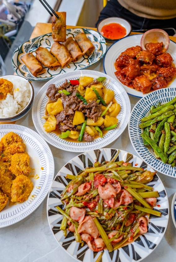 今天跟儿子儿媳去饭店吃饭，儿媳妇点了很多菜，我就随口说了一句，我说三个人吃没必要