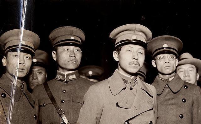 他是张学良的保镖，后成香港首富，赌王何鸿燊见了他都要下跪行礼这个让赌王低头