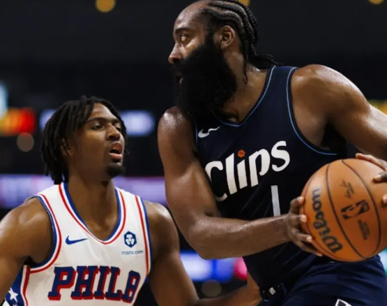 快船老将詹姆斯-哈登不愧是当今NBA的好大哥，最近76人球星马克西在参加的一个节