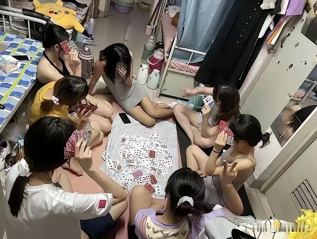 近日有人分享了一张大学校园的生活如今遍地都是大学，大学生也日益增多，而如今的