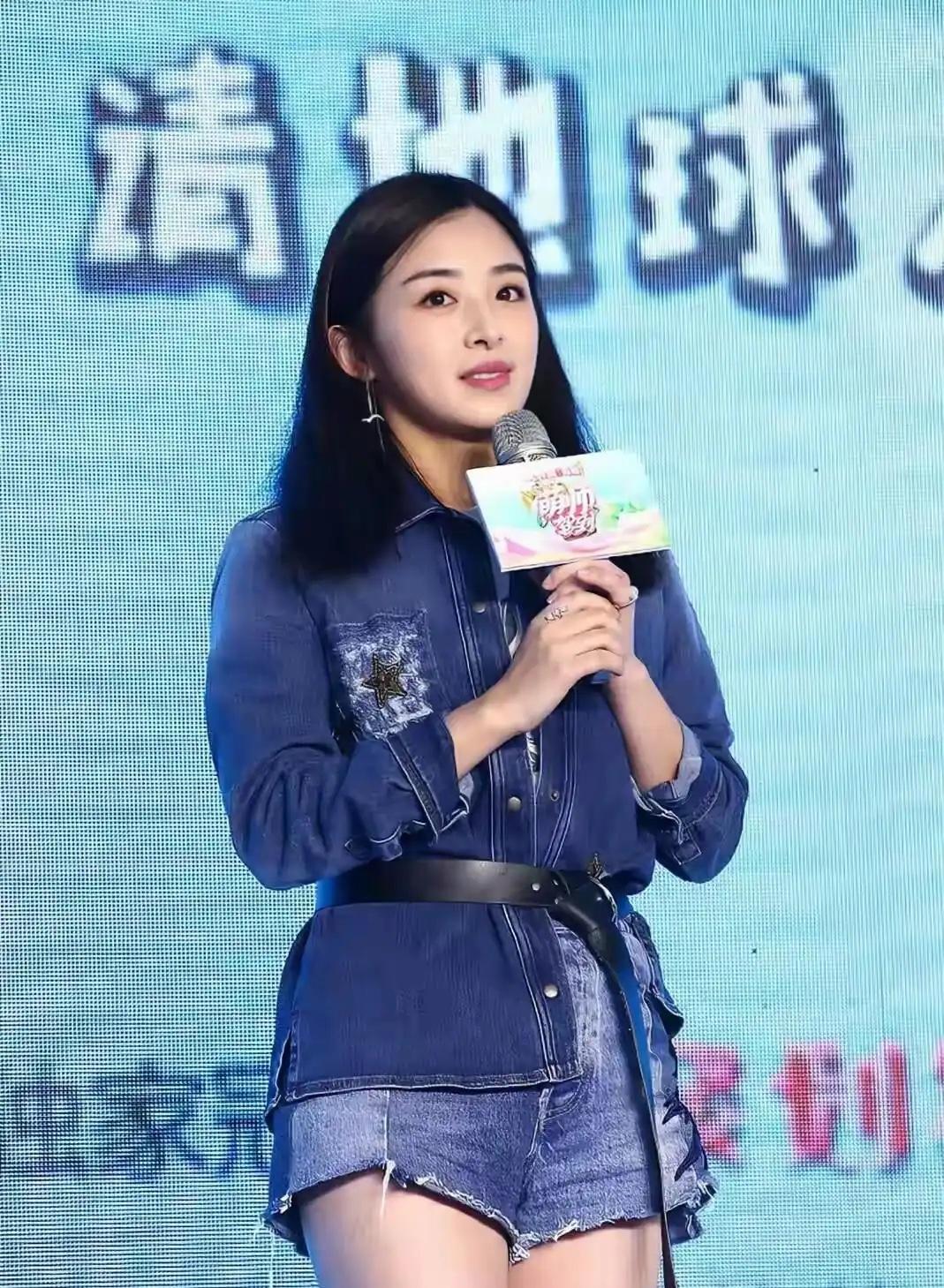 37岁张含韵短裤生图刷屏！这腿是真实存在的？网友：我20岁都没这状态