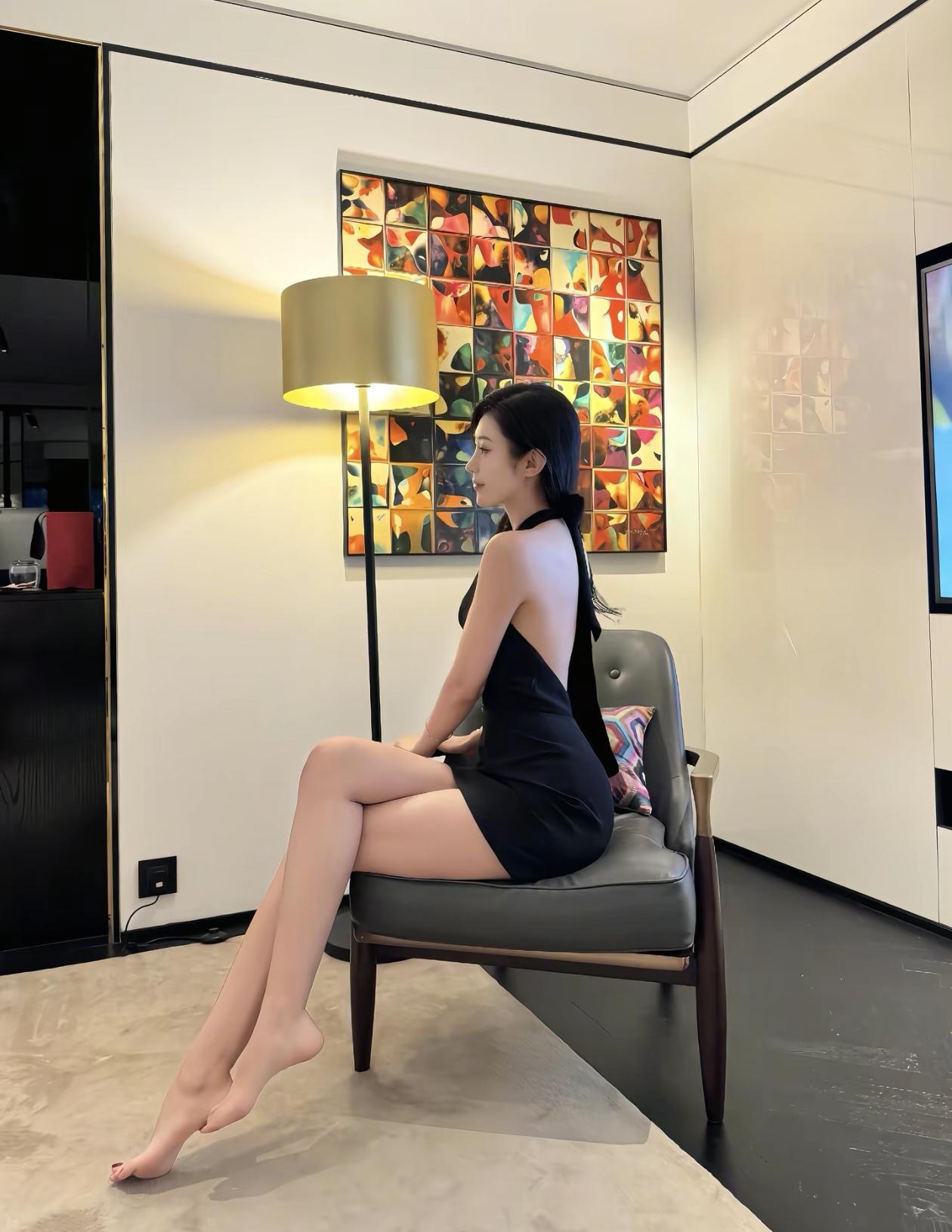 优雅黑裙，艺术氛围，静谧时光