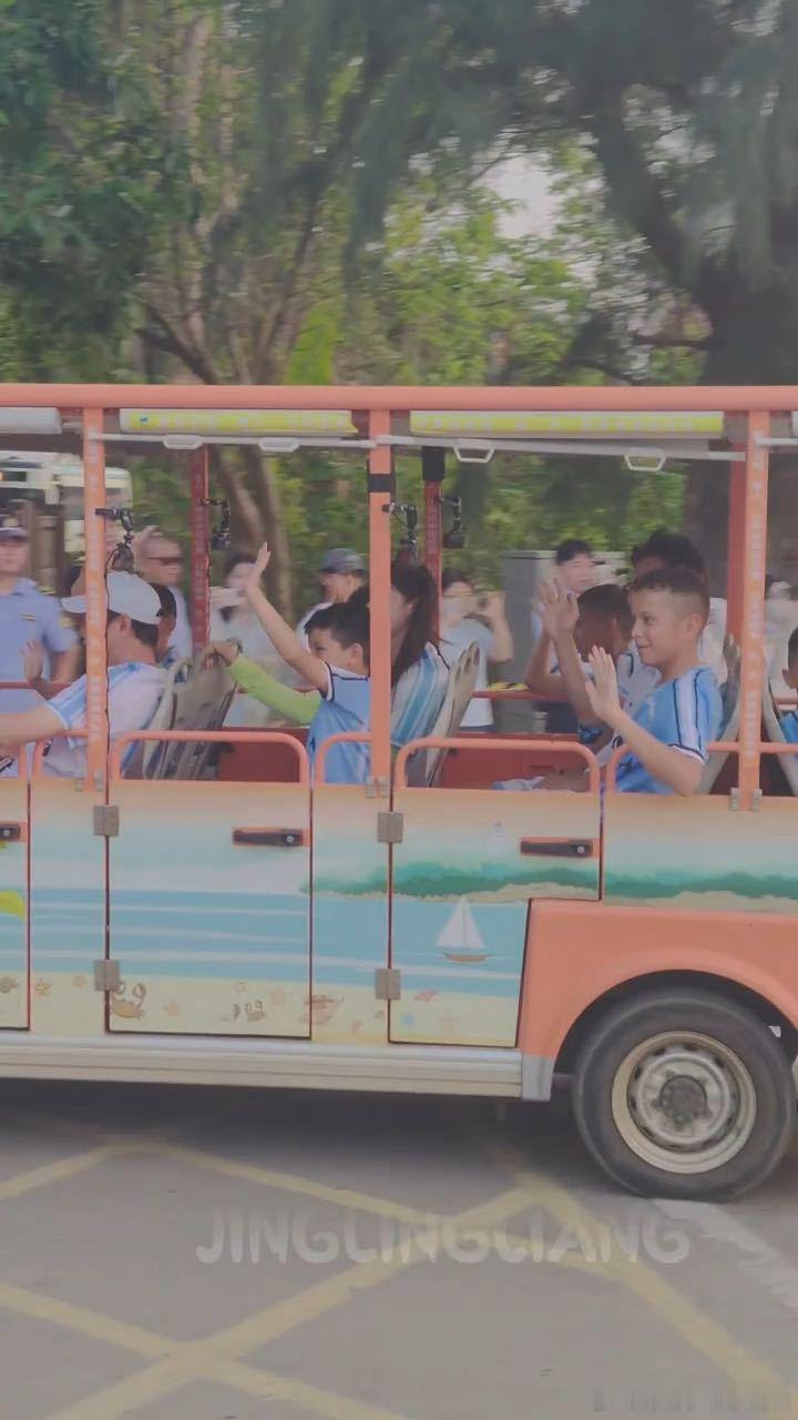 五哈也要撕名牌了邓超鹿晗陈赫又要撕名牌了吗哈哈哈哈哈超赫鹿贴名牌路透曝光，五哈