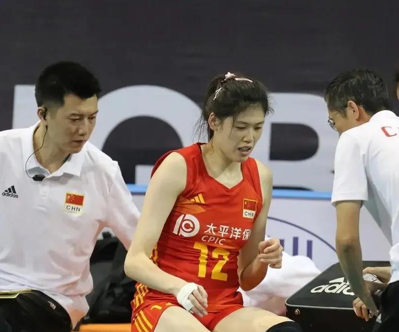 女排世锦赛来了，中国女排出战泰国，冲四强存八大隐忧！一、李盈莹伤