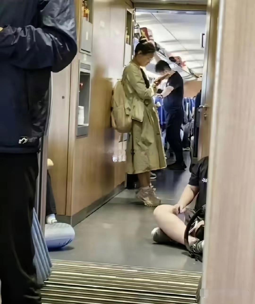 为什么在高铁上一直在垫脚，是有什么深意吗？