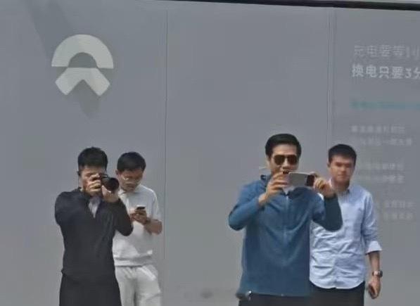 雷军直播中领头的是理想L9，押尾的是理想L8，只充一次电的机会给了蔚来。雷总