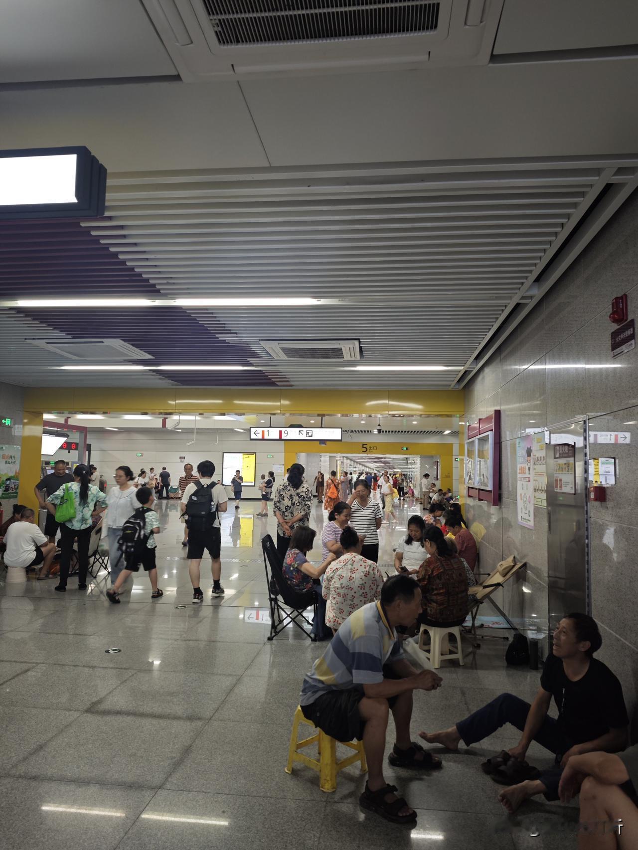 最近几天重庆高温，市民到地铁站乘凉的越来越多，这样的情况有点农村小时候感觉，多了