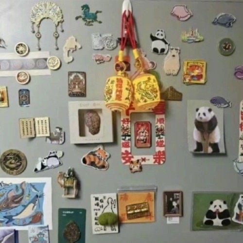 简单来说，这事儿主要出在“长期”和“不动”上。你想啊，大部分冰箱贴，尤其是磁力强