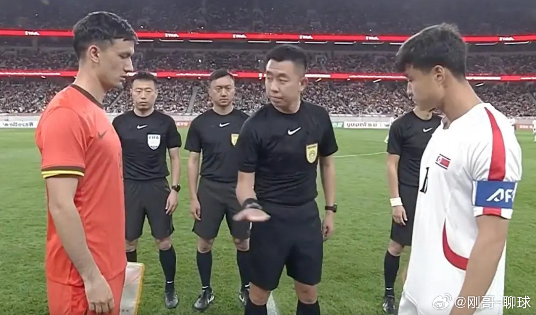 黄健翔解析：足协邀朝鲜热身逻辑：以硬碰硬练对抗国足足球3月29日，知名评论员黄