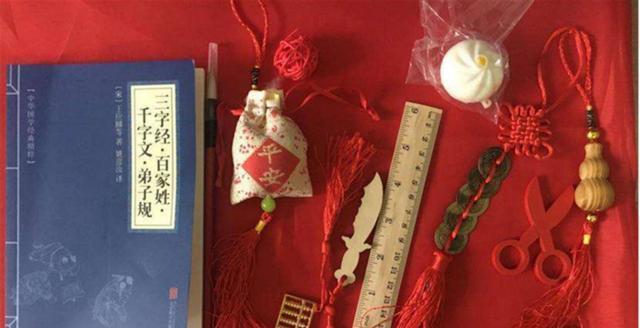 雍正一岁的抓周，握着毛笔胡乱写了个字，康熙看到后脸色瞬变！说起抓周，咱们老百姓