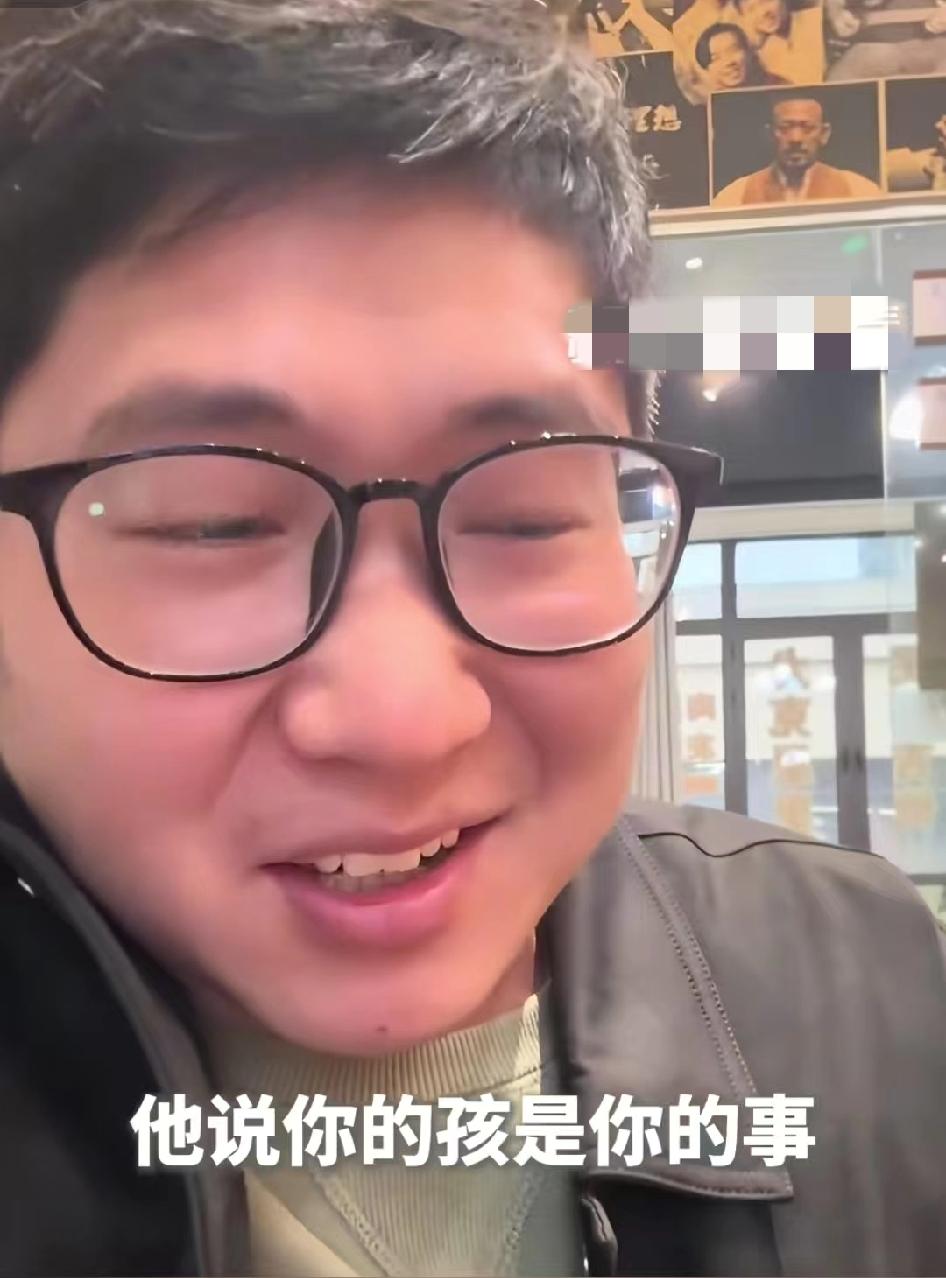 一个三十多岁的男子因为爸爸的一句话而破防了起因是男子瞒着父母在外边投资开店，