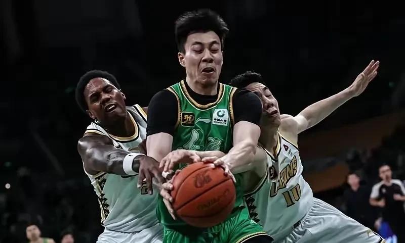 辽宁男篮近日有大消息传出，此消息的影响力不亚于去年郭艾伦转会广州的消息！此消息