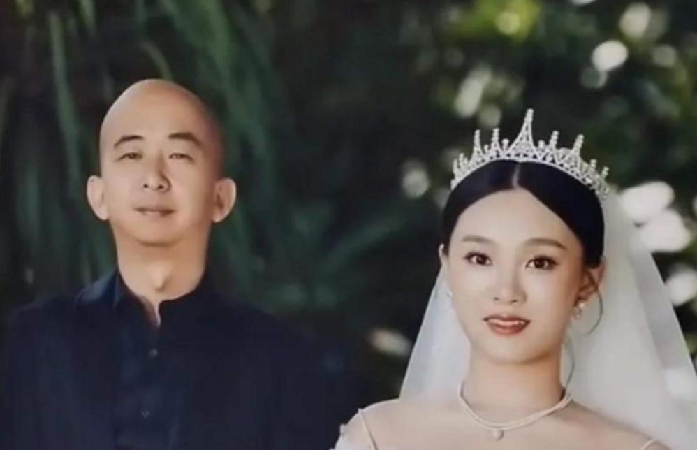 2022年，坐拥10亿身家的41岁导演巨兴茂和妻子大婚，让人十分不解的是妻子貌美