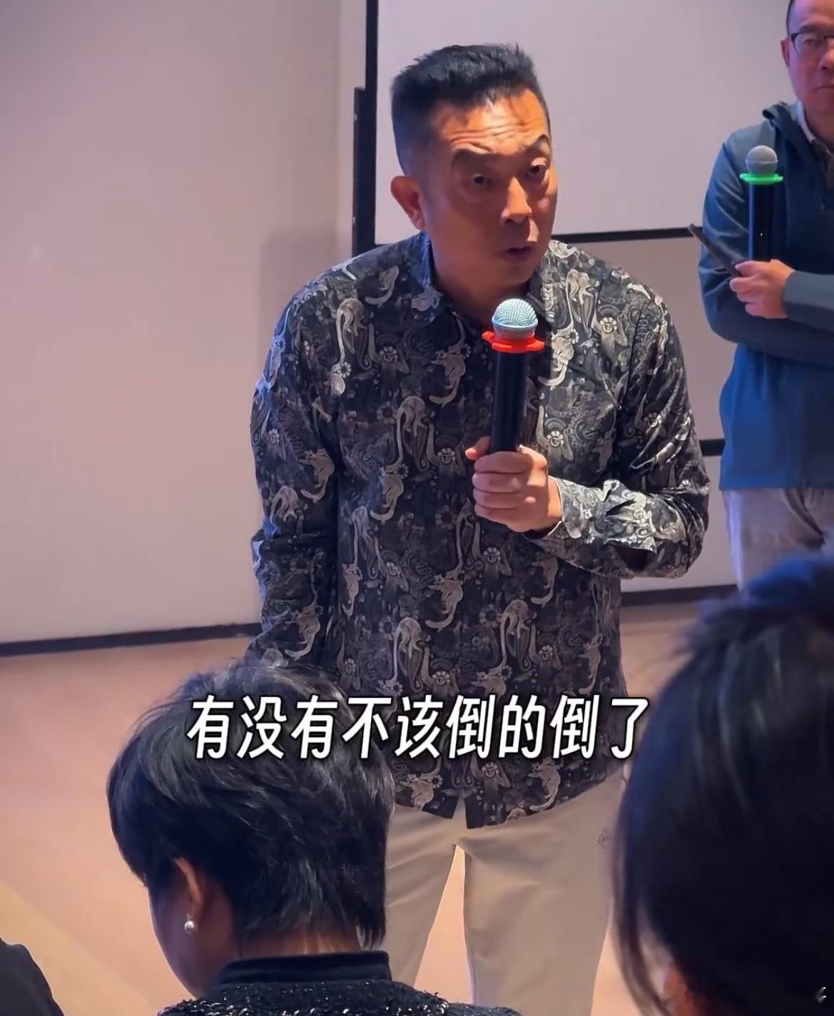 看不下去了，必须给西贝老板一个建议！贾总能不能换个穿搭啊？现在这穿搭实在不敢恭维