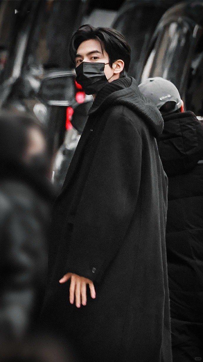 宋威龙下班拍成现偶了宋威龙用实际行动证明：真正的帅哥，连下班都能走出偶像剧质感