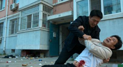 冤不冤？辽宁东港，男子正在看邻居打牌，一之前和他有过矛盾的邻居，借着酒劲跑来和他