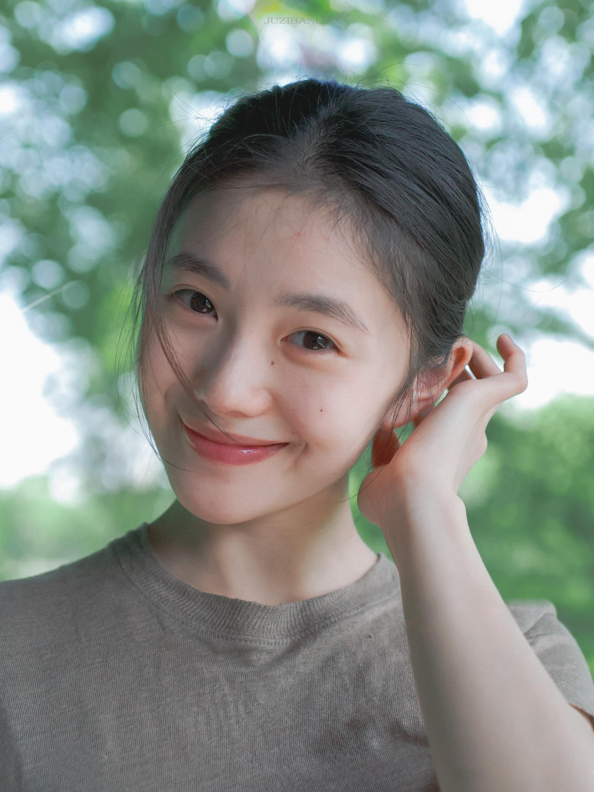 春信至✿山茶醒不似梅的孤高凛冽也不似菊的清瘦隐逸只用一抹温润的色彩一缕淡淡的