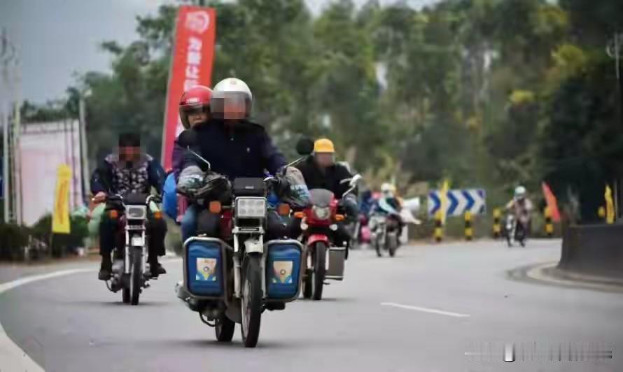 2026年5月实用技巧：摩托车上坡熄火，三秒自救法：1️⃣捏死离合+踩死后