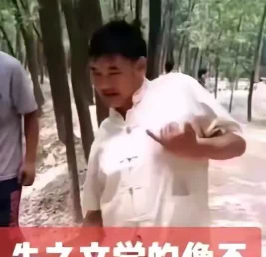 看到他就恶心，因为没有一点儿正能量，既无文化，又道德败坏（学残疾人行走）更无自知