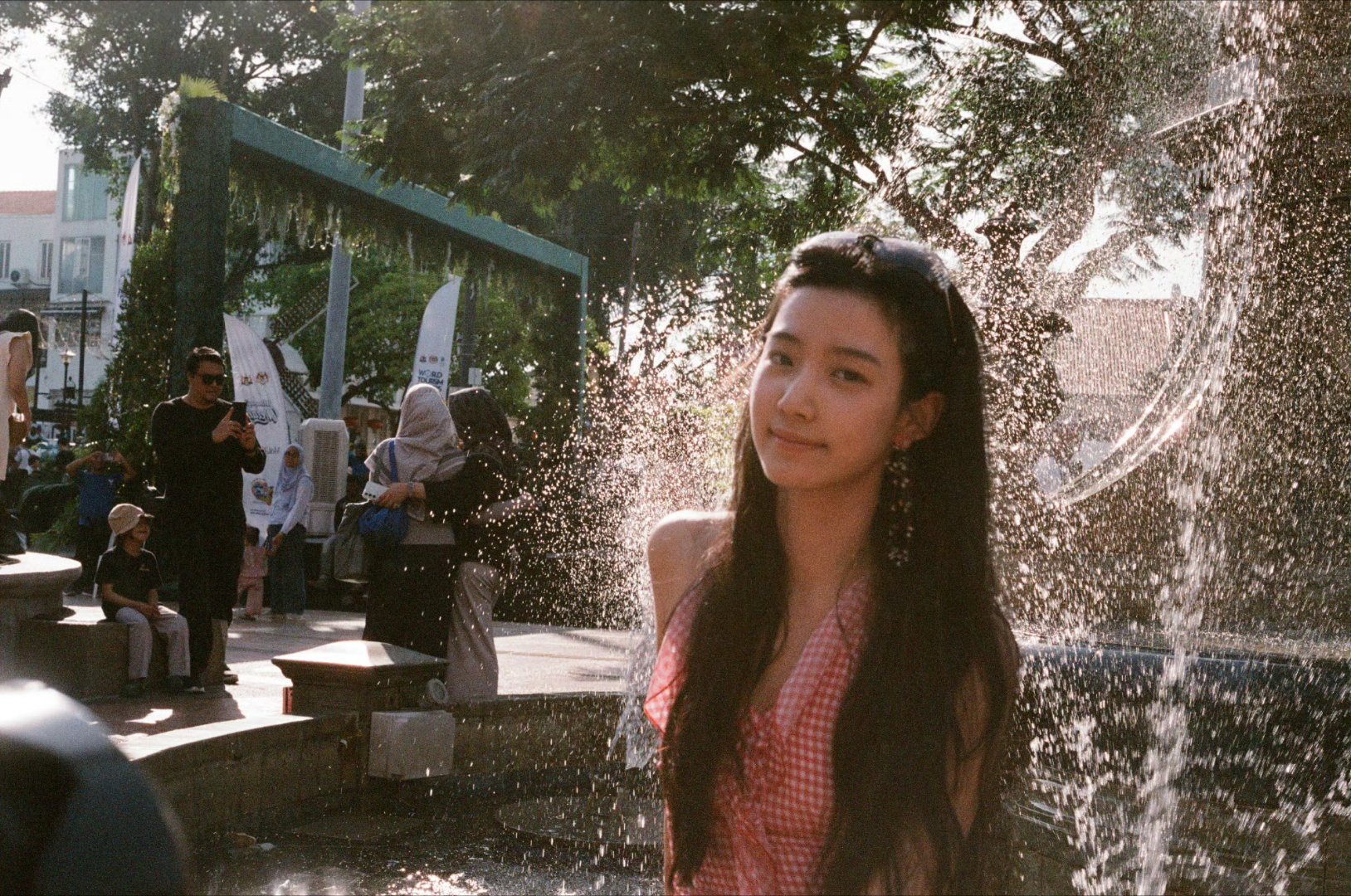 卢昱晓秋日随拍好灵动卢昱晓的秋日随拍把“灵动”二字揉进了每帧画面里——或站在满是