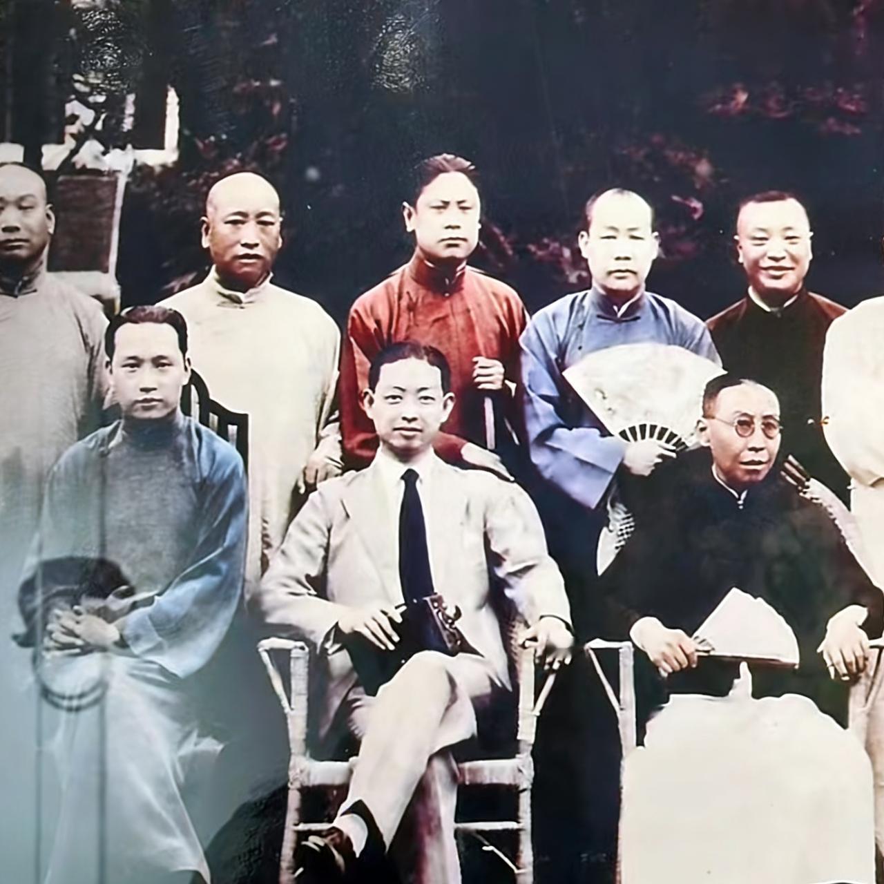 1931年，杜月笙举行杜祠落成典礼，梅兰芳应邀参加时，一张罕见的留影，从镜头中我