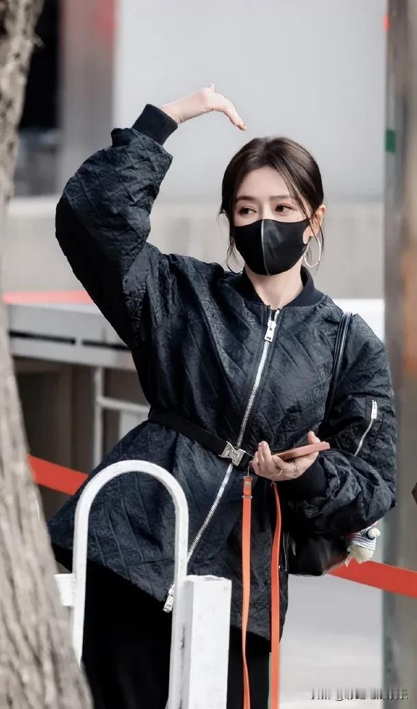 46岁秦岚现身北京，薄薄的一片状态真的太好了，像三十岁的小姐姐。她穿着黑色皮
