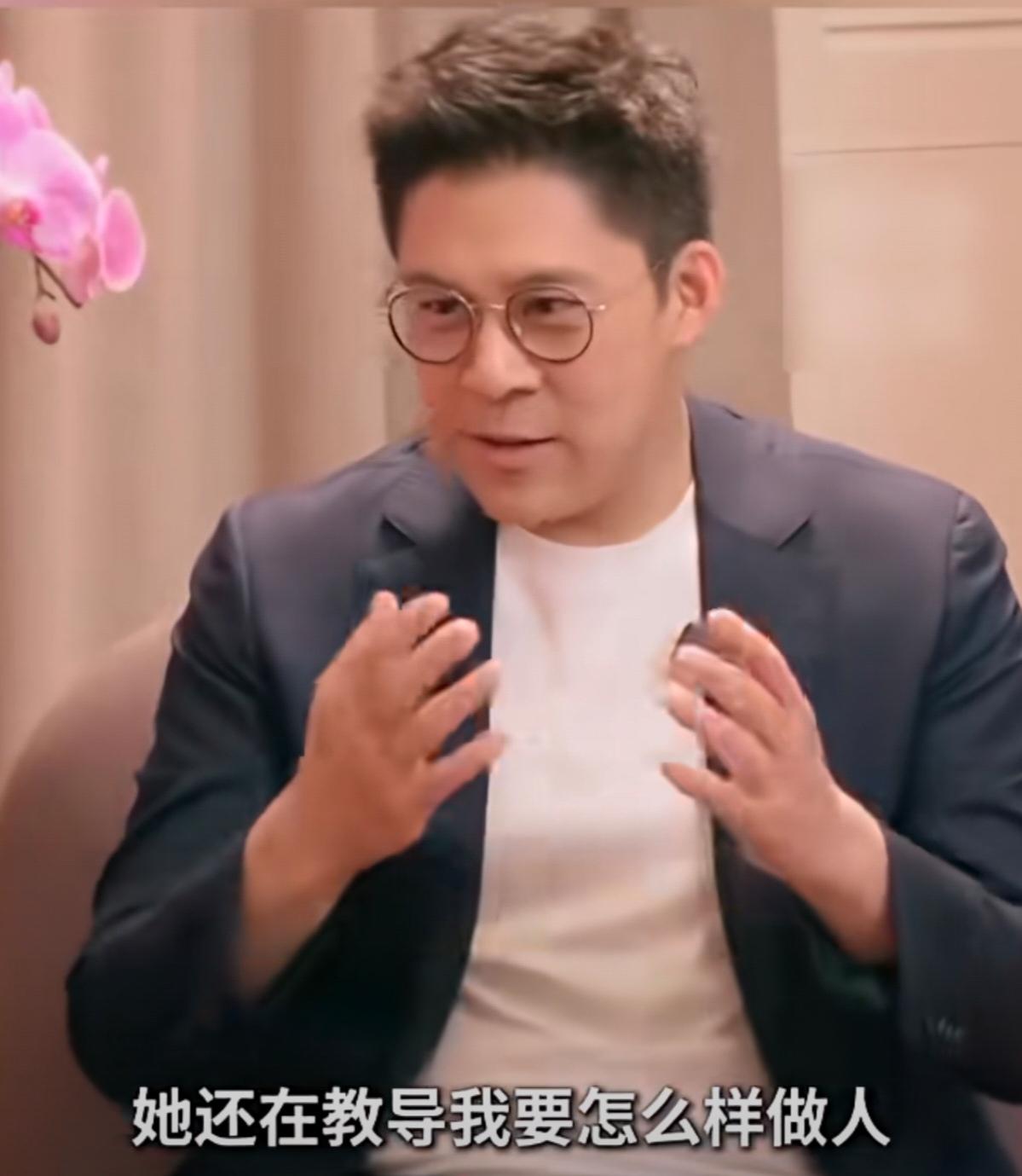 霍启刚谈及妈妈对他的教育，说:“直到现在我已经46岁，她还在教育我，她还在教导我