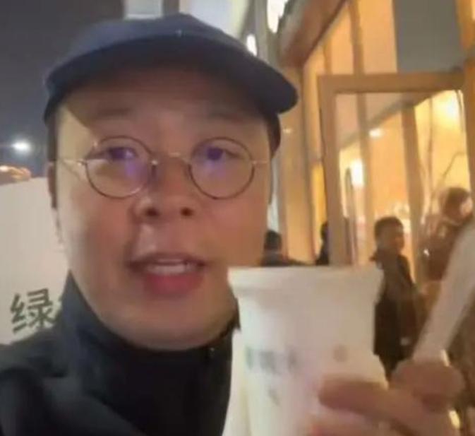 12月10日晚，杜海涛现身安徽广德市，打卡当地热门的“三件套”，并在社交平台发布