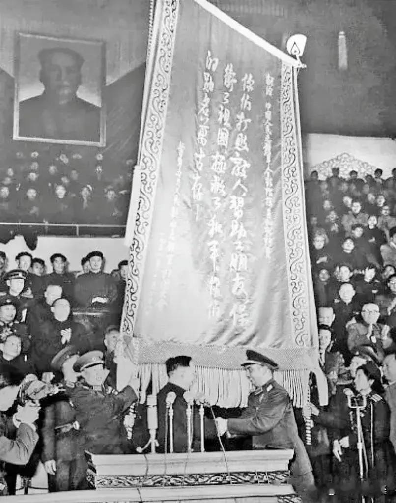 1958年10月27日，郭沫若（前中）在志愿军回国大会上，代表首都人民向志愿军司