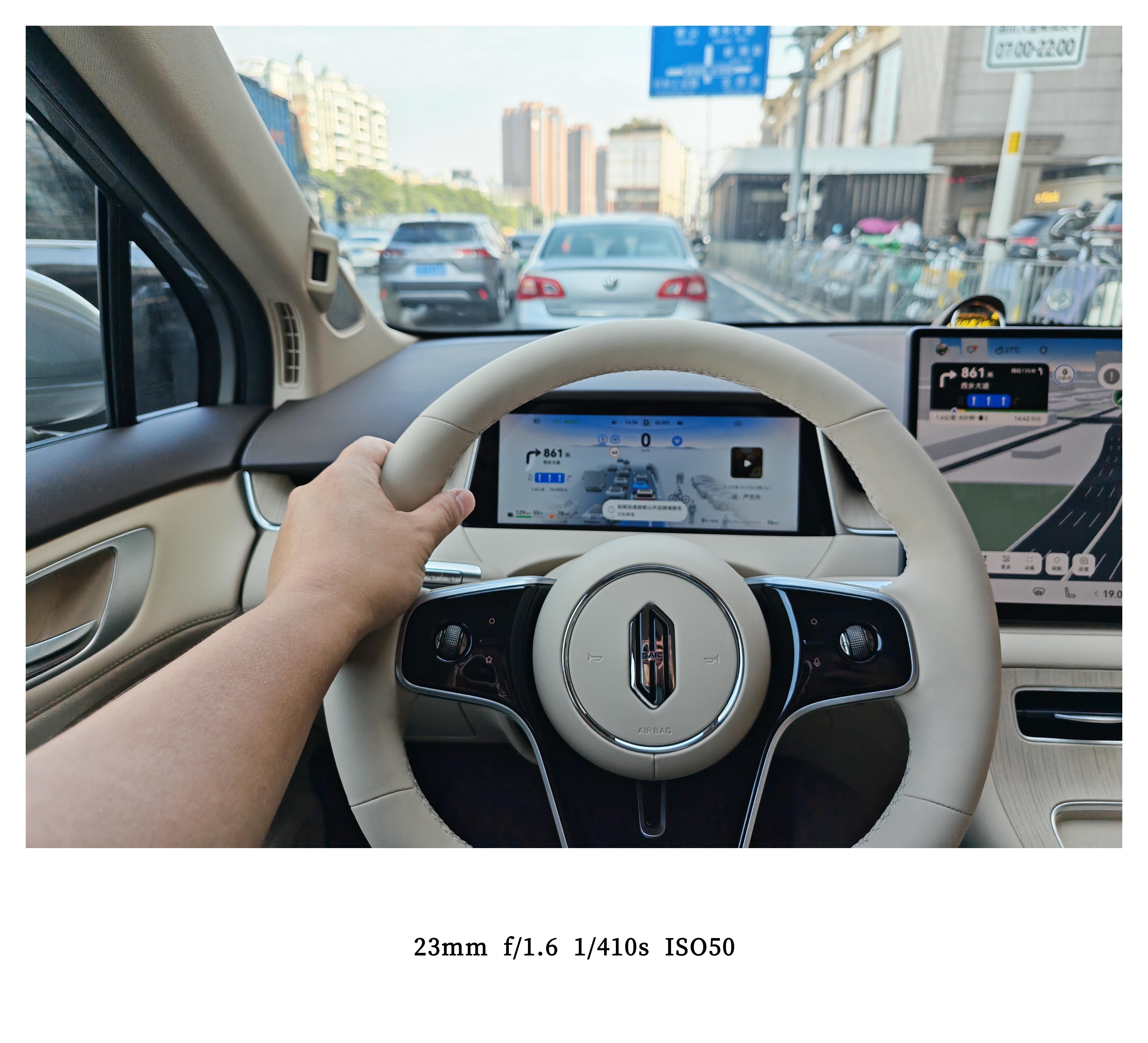 尚界H5增程满电官标续航是235公里，32.6度电池包来说算是比较合理的范围，改