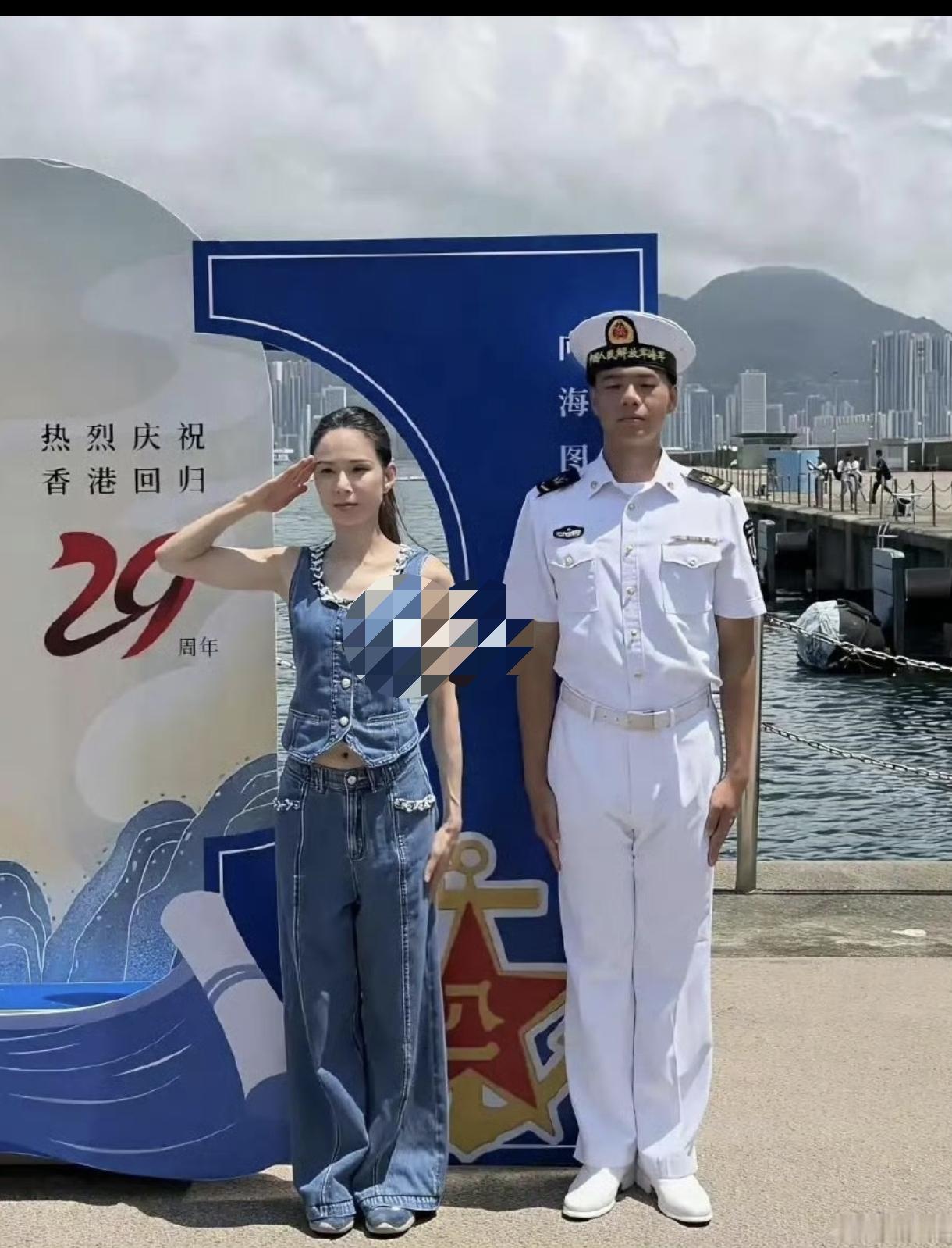 李若彤快六十了吧，怎么像三十岁的。姑姑的肌肉线条好漂亮，真的又瘦又健壮，我的目标