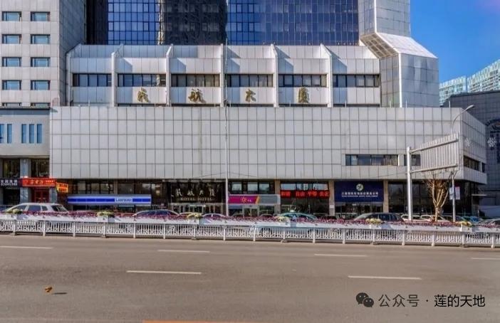 ​说起已经过气了的这座楼，大连“民航大厦”，想当年，那里可真是打过“响腰”。​