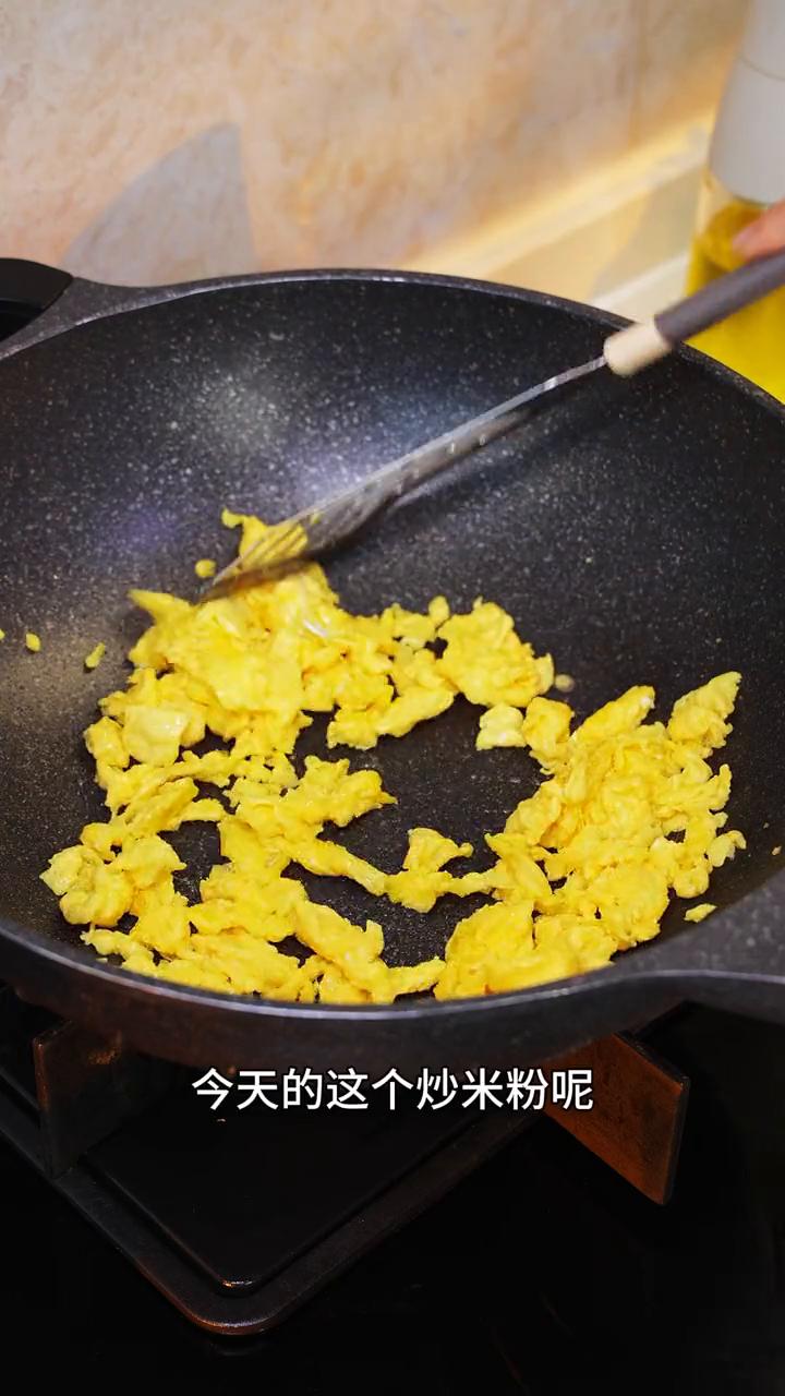 今天不想煮饭，来炒个米粉。家里基本上米粉、面条这些都是常备的。这款米粉米香味很浓