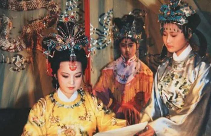 百万两白银筑成的坟墓：贾府盛极而衰的致命一步元妃省亲那晚，三千盏羊角宫灯照亮