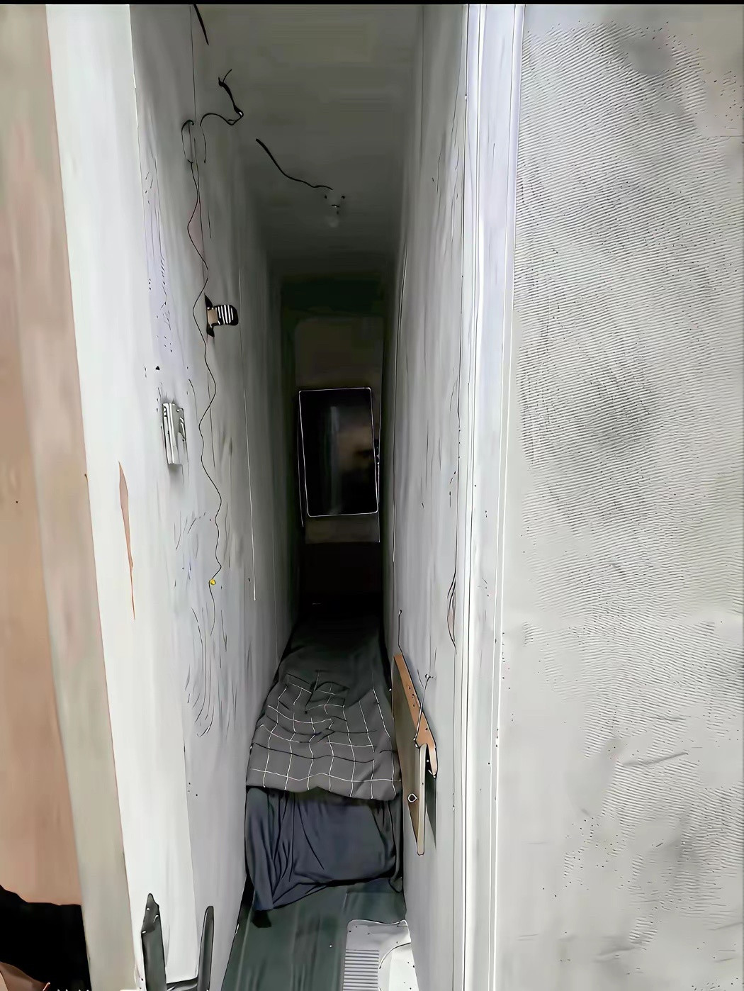 广州50块钱一个月租的小房间。说句不好听的，这条件真不如去住桥洞啊。