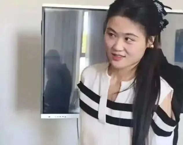 这班上的爽！陈萌每月领着2万元工资，生活无忧，全靠“大衣哥”按时转账，工作内容简