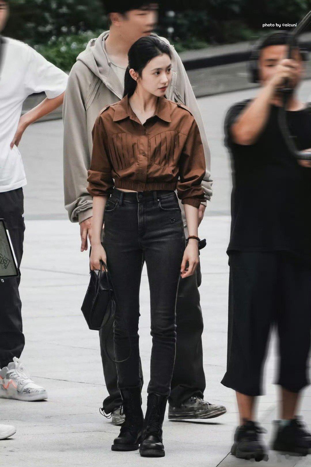 刘浩存边执法边比心谁被刘浩存执法比心甜到了！严肃履职不耽误温柔，这波执法也太有温