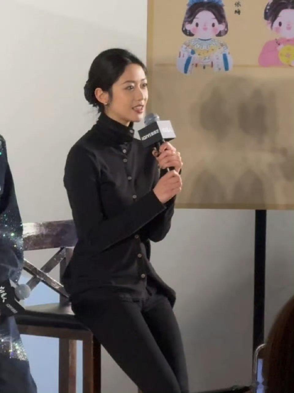 向涵之确实变美了感觉脸小了和紧了就不太鼻大眼小了，鼻子还大，但眼睛大一些了感觉，