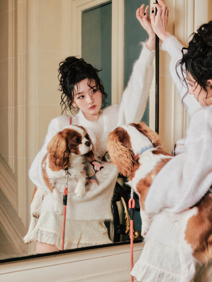 宋祖儿抱狗随拍宋祖儿小猫和小狗宋祖儿抱狗随拍，宋祖儿小猫和小狗，谁懂这两个萌物