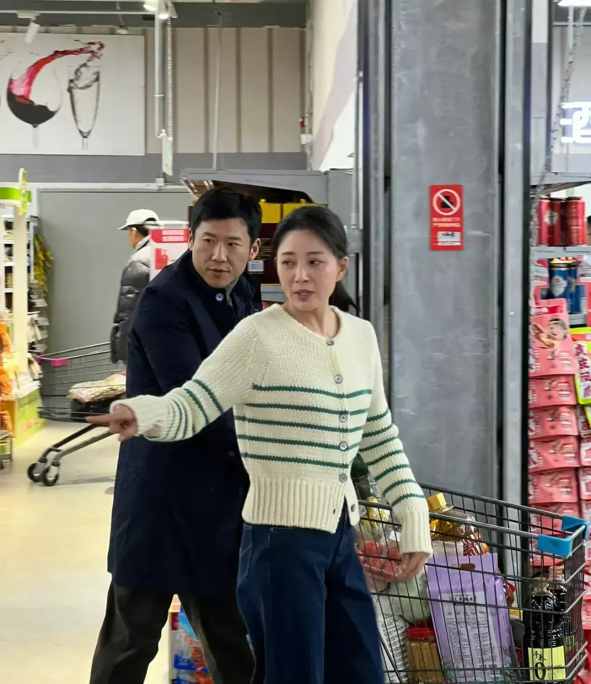 北京超市里的殷挑，她本人小圆脸大洒窝，人长漂亮，很有气质。但并不年轻，一看就知道