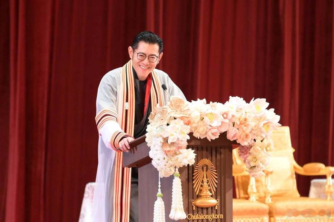 不丹王室🇧🇹12月22日，不丹国王和王后被泰国曼谷朱拉隆功大学授予名誉博士