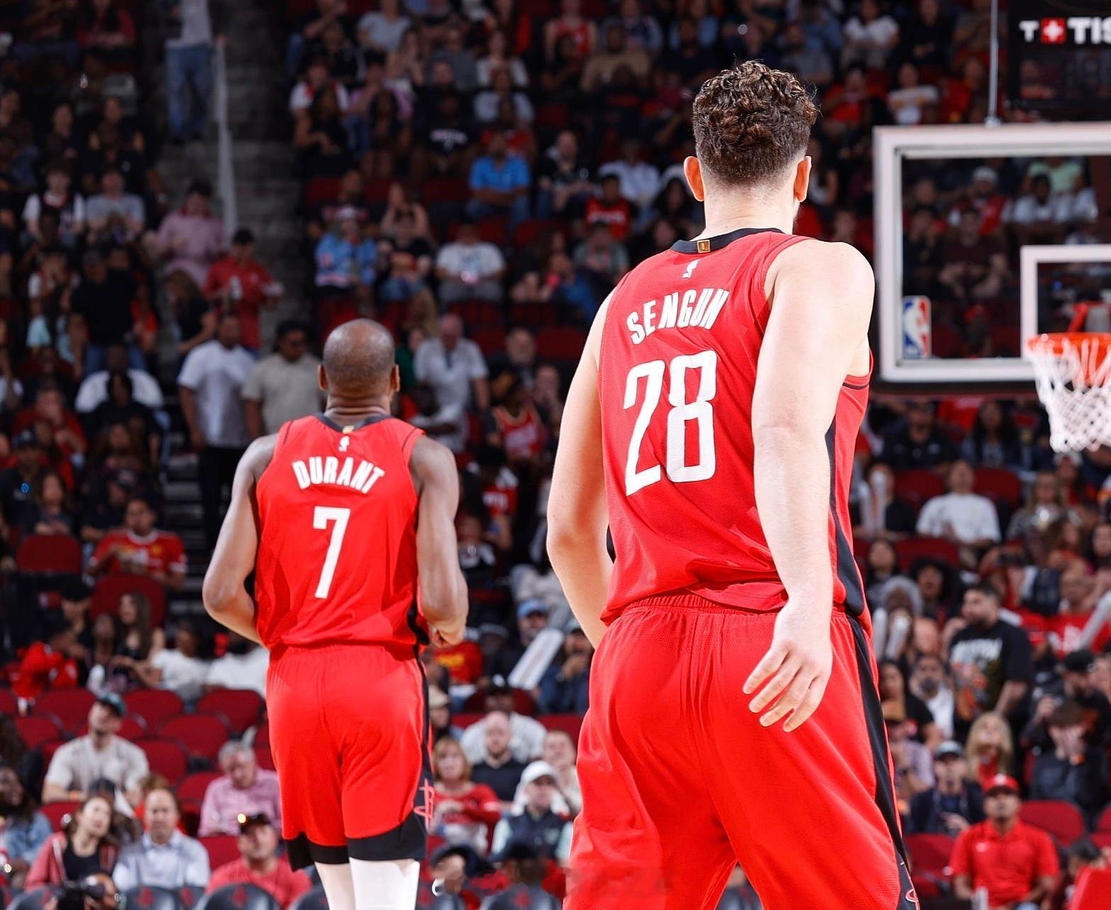 申京：“我们输掉了前两场势均力敌的比赛。但现在我们知道该把球传给谁了，我们还处在