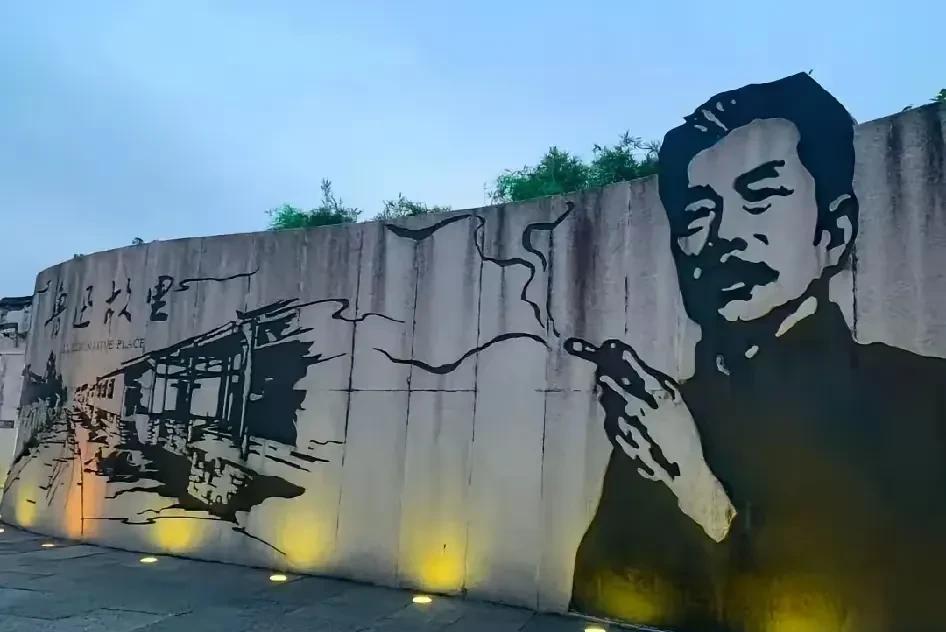 前几日举报火车站台有人抽烟。这两日又举报鲁迅抽烟（这里不过是鲁迅的画像罢了），