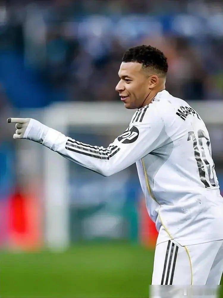 兄弟们，现在欧洲踢球最猛的三个射手，哈兰德、姆巴佩、凯恩，这仨简直杀疯了！先说