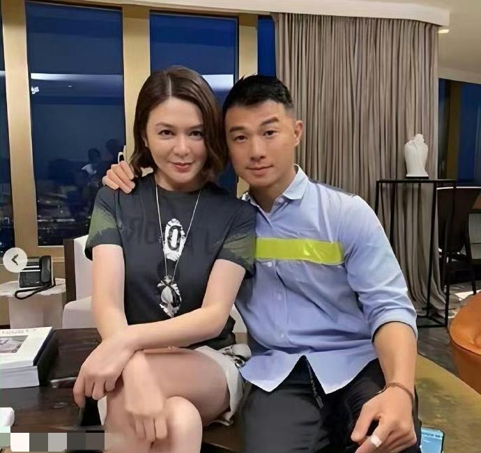 62岁的关之琳和27岁男模谈恋爱，35岁的年龄差引全网热议！网友直言：小伙子图得