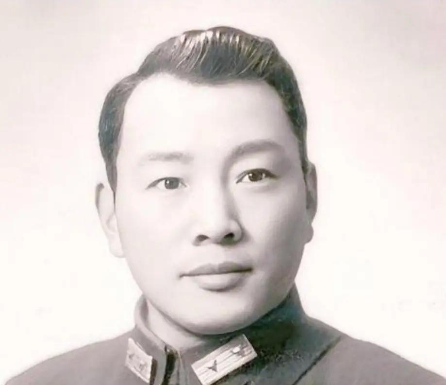 1935年，国民党中将奉命处决一位共产党要犯，开枪前才发现是自己老师，蒋介石电令