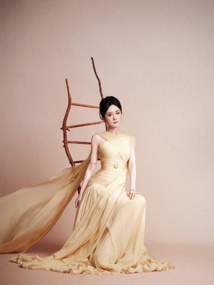 优雅气质，浅黄色长裙，复古木椅，时尚大片杨幂！！！！