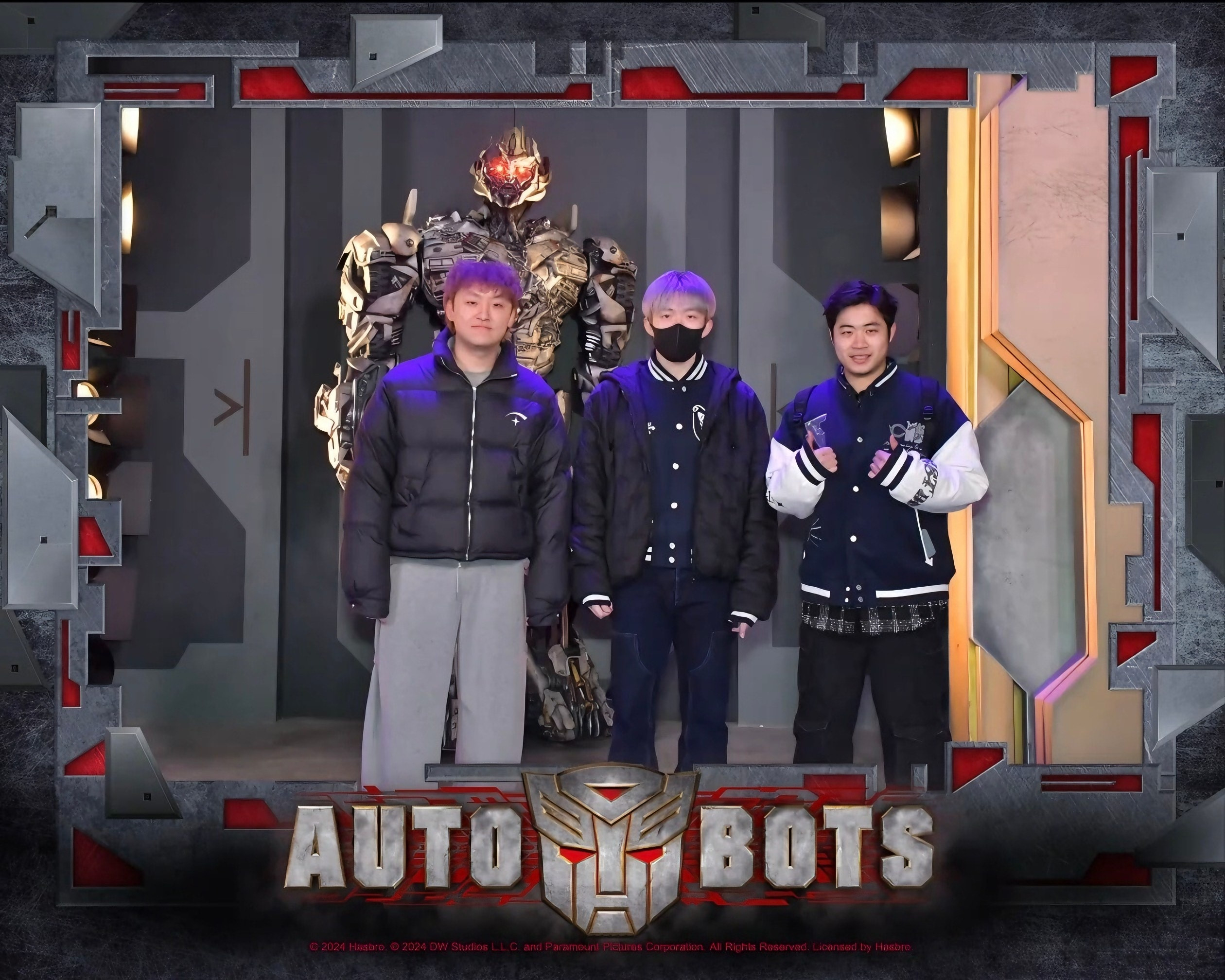 王楚钦银发氛围感环球游玩一周年｜谁还没看过这个银发造型的楚钦吗